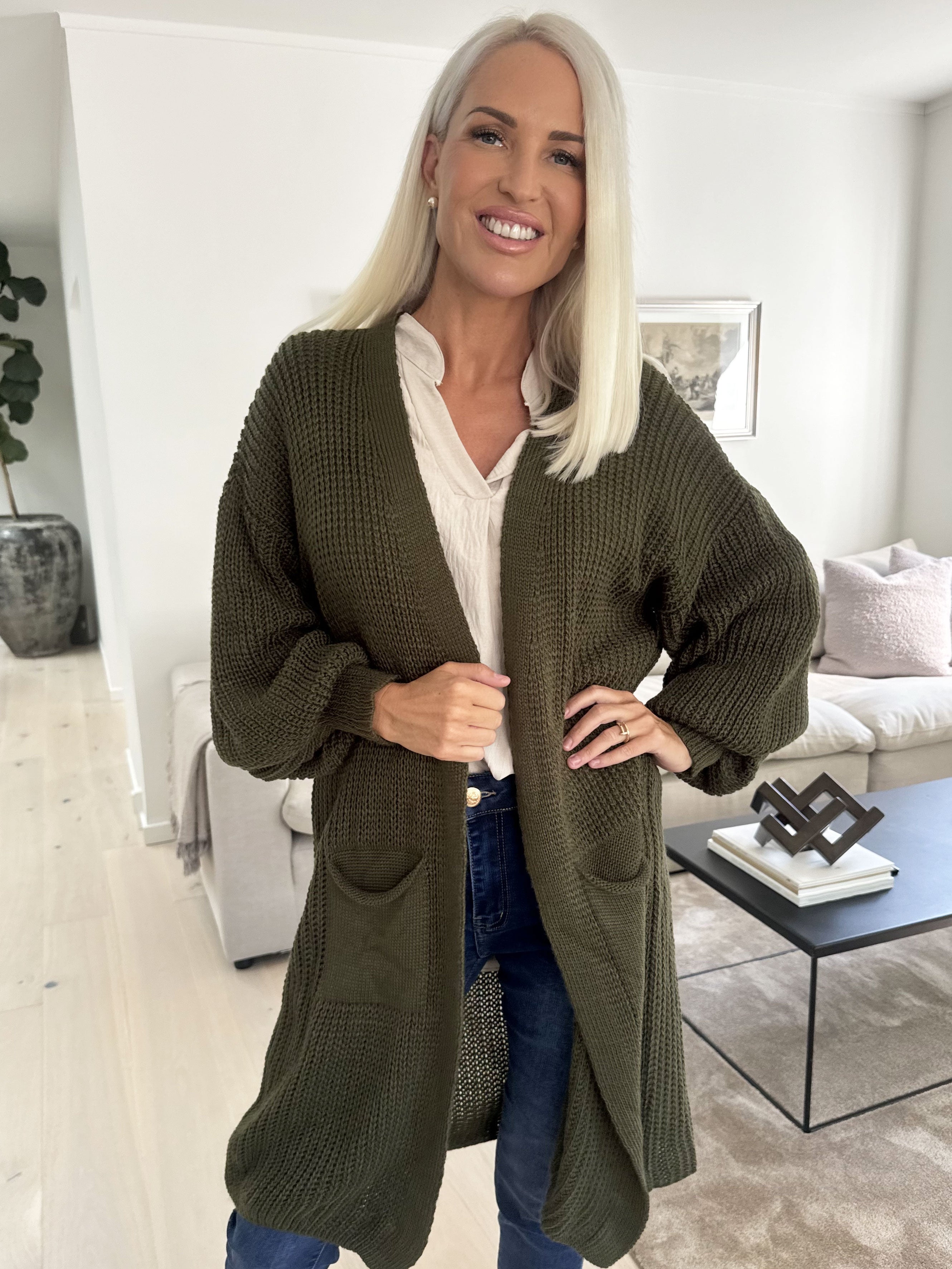 Sally Midi - Snygg stickad kofta med ballongärmar och fickor